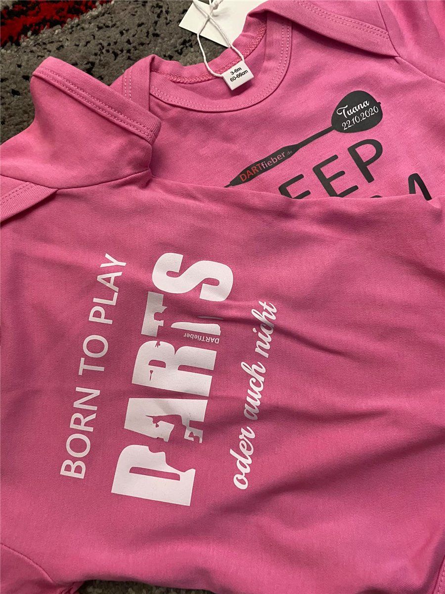 Kurzarm Baby Body mit Darts Aufdruck 3-6 Monate Geschenk zur Geburt Geschenk Shirts